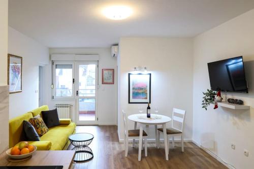 White & Bright Escape 1BDR apt