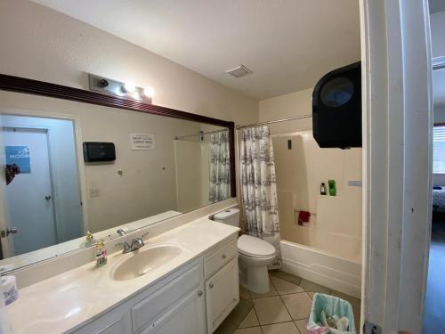 bagno con lavandino, servizi igienici e specchio di WHOLE Family - Wolfgram a Sacramento