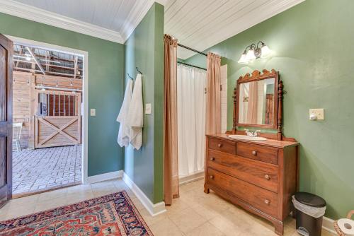 ein Badezimmer mit einer Holzkommode und einem Spiegel in der Unterkunft Countryside Cabin Rental about 10 Mi to Wadesboro! in Wadesboro