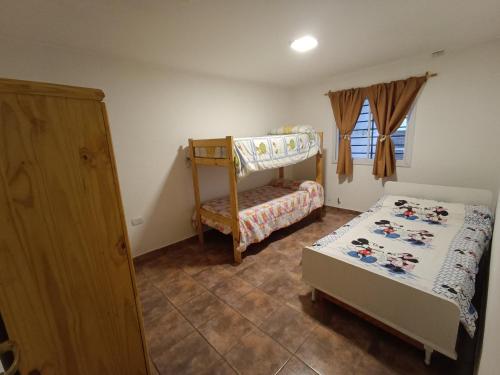- une chambre avec deux lits superposés et un lit dans l'établissement Casa Romo, à San Rafael