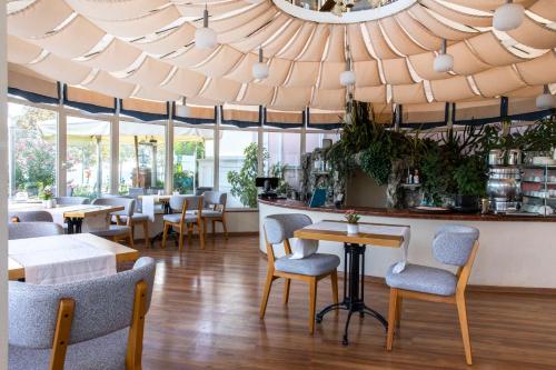 un restaurante con sillas, mesas y techo en Radisson Hotel Istanbul Sultanahmet, en Estambul