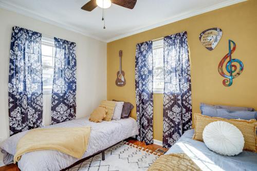 - une chambre avec 2 lits et des rideaux bleus dans l'établissement Winchester Home with Views Near Tims Ford Lake!, à Winchester