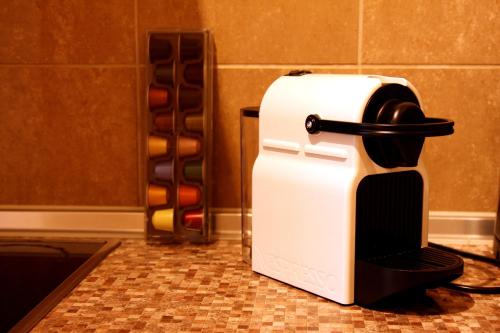  Gozsdu Apartment -  Chambre  photo :   Tea/Coffee maker    Minibar    Bath                           