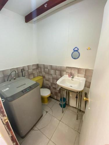a small bathroom with a toilet and a sink at Cabaña Las Cruces, a pasos de la playa in Las Cruces