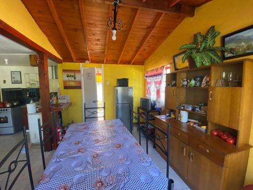 a kitchen with a table in the middle of a room at Cabaña Las Cruces, a pasos de la playa in Las Cruces