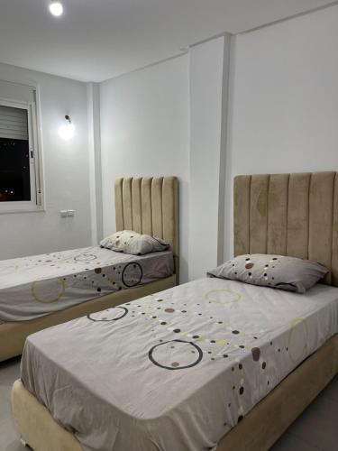 1 Schlafzimmer mit 2 Betten und einem Fenster in der Unterkunft Bel appartement in Tangier