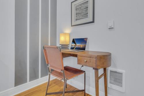 een bureau met een laptop en een stoel in de kamer bij Fairmount Oasis Central City Haven in Philadelphia