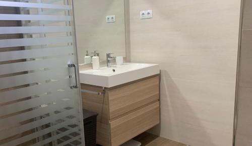 a bathroom with a sink and a mirror at Apartamento Parquesol in Antequera