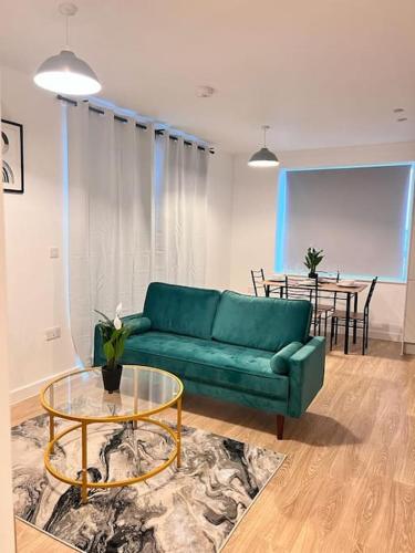 Зона вітальні в Modern 2BD Gem in Barking!