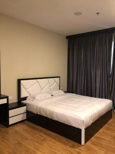 a bedroom with a large bed with a window at Skyline 10th floor Nagoya Central City Pelita Batam in Nagoya