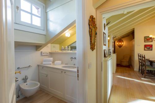 bagno con lavandino, servizi igienici e finestra di White Pine Lodge Livigno a Livigno