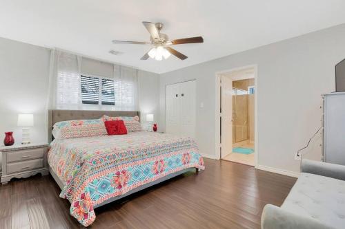 sypialnia z łóżkiem i wentylatorem sufitowym w obiekcie Luxurious Villa with Private GAME ROOM – Your Ultimate Retreat for Fun and Relaxation! w mieście San Antonio