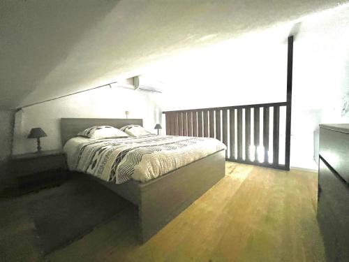 Een bed of bedden in een kamer bij Duplex Marina gosier- vue Mer et bateaux