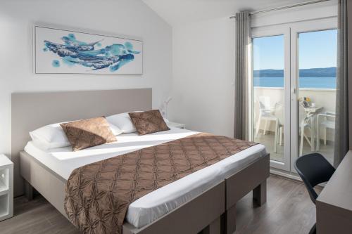 Posteľ alebo postele v izbe v ubytovaní Apartments by the sea Duce, Omis - 11673