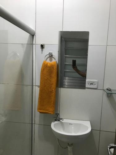 y baño con lavabo y espejo. en CASA COMPACTA NO PRIVÊ COQUEIRAL COM GARAGEM, en Recife