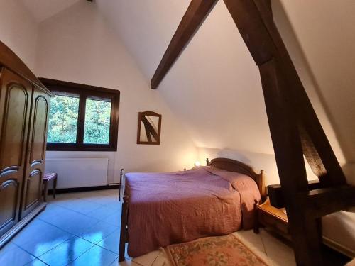 Schlafzimmer mit einem Bett und einem Fenster in der Unterkunft Gîte Thélod, 3 pièces, 5 personnes - FR-1-584-100 