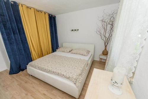 Ένα ή περισσότερα κρεβάτια σε δωμάτιο στο Family friendly house with a swimming pool Bobovisca, Brac - 21663