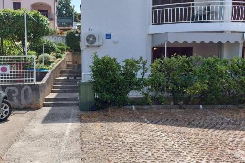 Apartments with parking space Njivice, Krk - 21772