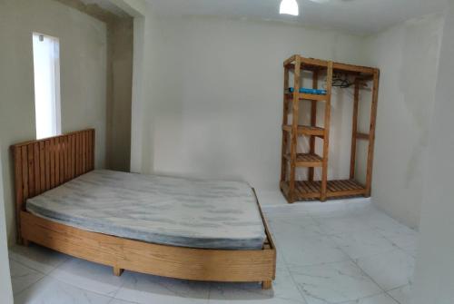 Un dormitorio con una cama y un estante en una habitación en Casa Praia do Forte em Cabo Frio, en Cabo Frío