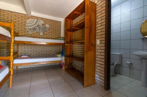 um quarto com beliches numa casa de banho em Paraíso Hostel Praia do Rosa na Praia do Rosa