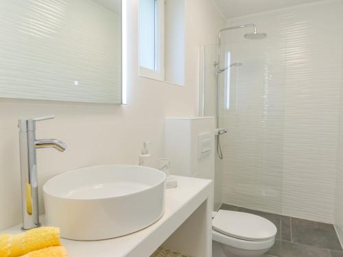 La salle de bains blanche est pourvue d'un lavabo et de toilettes. dans l'établissement Modern Holiday Home at Crikvenica with Sea View, à Crikvenica