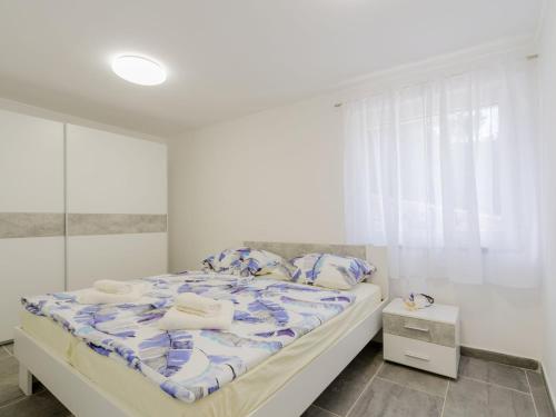 - une chambre dotée d'un lit avec des draps bleus et blancs dans l'établissement Modern Holiday Home at Crikvenica with Sea View, à Crikvenica