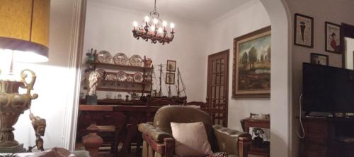 sala de estar con silla y TV en CA' DI SESTO, en Lucca