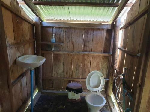 ein kleines Bad mit WC und Waschbecken in der Unterkunft Fat Rabbit Beach Resort in Kep