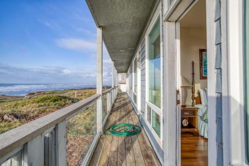 a balcony with a view of the ocean at Arbor House South in Yachats