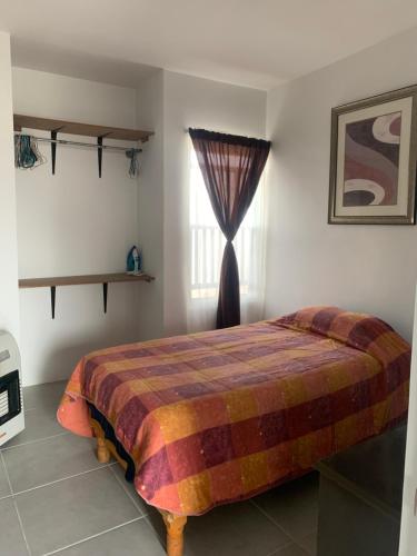 a bedroom with a bed and a window at En un lugar del mundo Chihuahua in Chihuahua