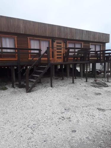 Φωτογραφία από το άλμπουμ του CABAÑA LA CASONA, salón, comedor y cocina amplia, con baño en la habitación y uno adicional, se alcanzan a ver las islas y el mar σε Punta de Choros
