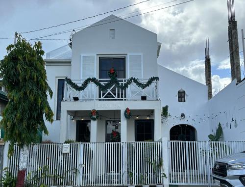 uma casa branca com uma cerca à frente. em Sa Plaza - Benita em Dolores