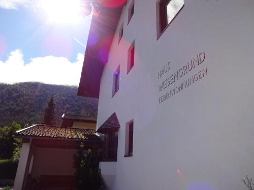 Una imagen general de la montaña o una montaña tomada desde el departamento