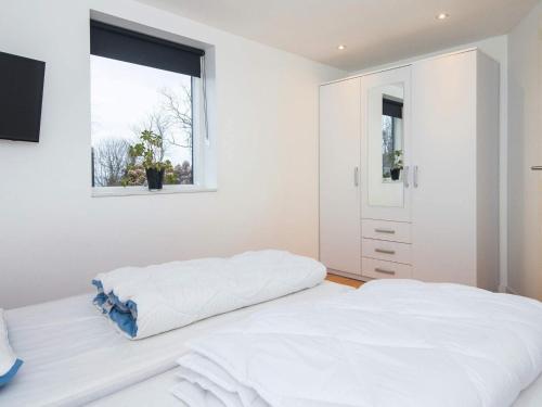 1 dormitorio blanco con 2 camas y ventana en Holiday home Odder XI, en Odder