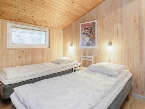 En eller flere senge i et værelse på Holiday home Jerup LXI