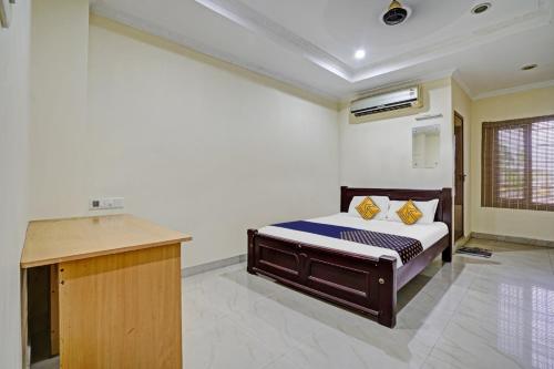 Кровать или кровати в номере SPOT ON 81226 Cherai Rest Home
