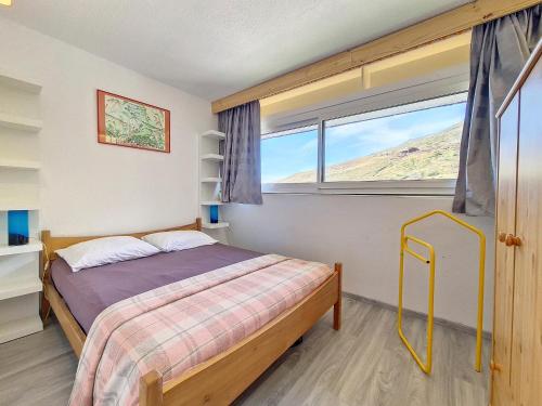 une chambre avec un lit et une fenêtre dans l'établissement Appartement lumineux 5 pers · Pied des pistes · Balcon sud · 2 flocons Argent - FR-1-344-1200, aux Menuires