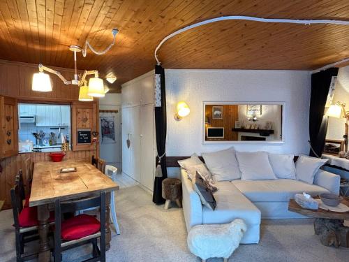 un salon avec un canapé et une table dans l'établissement Appartement 3 pièces, 6 pers, bord de piste avec WIFI - FR-1-437-110, à La Clusaz