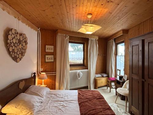 - une chambre avec un grand lit et une fenêtre dans l'établissement Appartement La Clusaz, 3 pièces, 6 personnes - FR-1-437-110, à La Clusaz