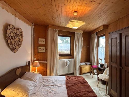 une chambre avec un grand lit et une fenêtre dans l'établissement Appartement 3 pièces, 6 pers, bord de piste avec WIFI - FR-1-437-110, à La Clusaz