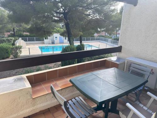 Photo de la galerie de l'établissement Appartement Duplex avec Piscine et Accès Direct Mer – Idéal Famille - FR-1-768-52, aux Issambres