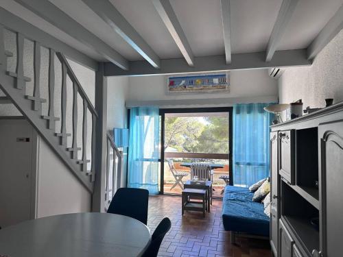 Photo de la galerie de l'établissement Appartement Duplex avec Piscine et Accès Direct Mer – Idéal Famille - FR-1-768-52, aux Issambres