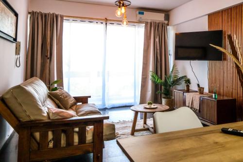 サン・ラファエルにあるSweet Stay San Rafaelのソファとテーブルのあるリビングルーム