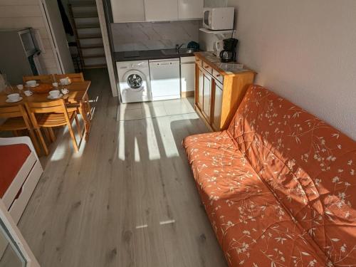 un salon avec un canapé et une table et une cuisine dans l'établissement Maxi Studio 6 pers. - 50m des pistes, commerces, piscine, bowling, hammam, sauna - FR-1-262-186, à Orcières