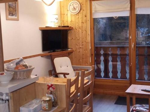 une cuisine avec une table et une chaise dans une pièce dans l'établissement À Louer : Appartement 3 pièces, Pied des Pistes, Parking - FR-1-573-121, à Saint-Jean-dʼAulps
