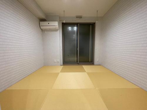 um quarto vazio com uma porta na parede em 震雲マンション103 em Osaka