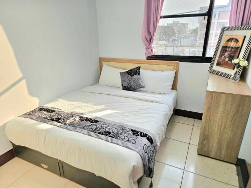 Una cama o camas en una habitación de Chaohai Homestay