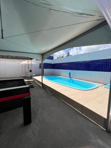 - piscina in tenda con campo da tennis di Cantinho da paz a Marechal Deodoro
