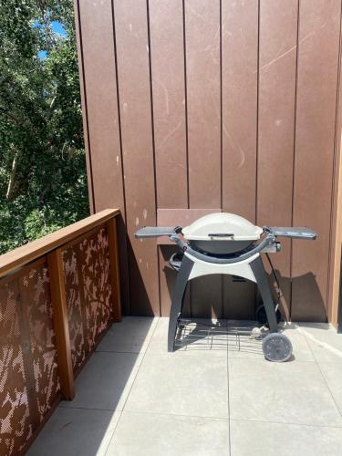 a barbecue grill sitting on top of a balcony at Tarra Apartment #2 in Healesville