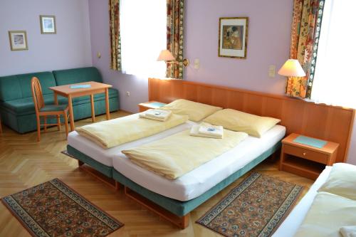 sypialnia z dużym łóżkiem i stołem w obiekcie Gasthof Redl w mieście Oed